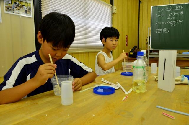 洗剤を混ぜ合わせる作業する子どもたちの写真