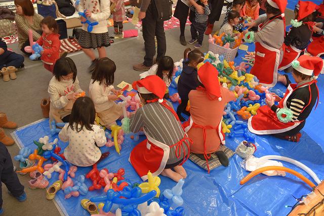 (写真)バルーンアートを作る子どもたち