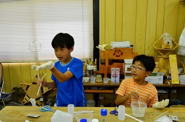 シャボン玉のお手玉をする子どもの写真