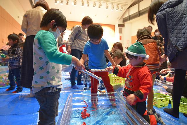 (写真)おもちゃの釣堀で遊ぶ子どもたち