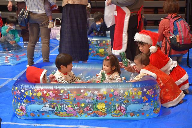 (写真)プールで遊ぶ子どもたち