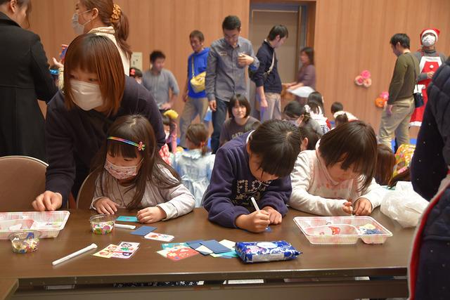 (写真)オリジナルカード作りをする子どもたち