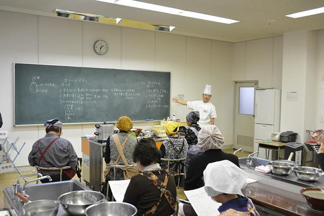 (写真)スイートポテトの作り方を解説する「御菓子司 松寿堂」の内田さん
