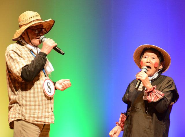 (写真)審査委員賞(一組目)の川名輝雄さんと横森順子さん