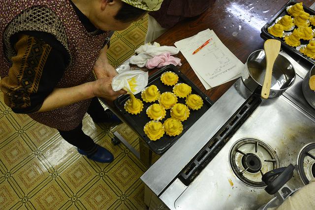 (写真)スイートポテトの土台の上にペーストを乗せる様子