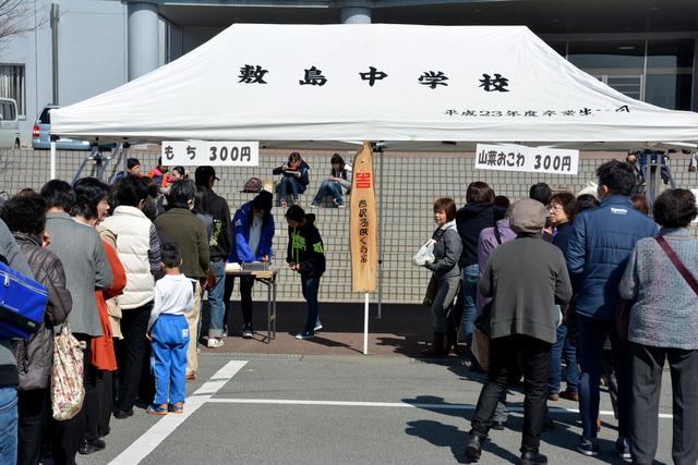 餅と山菜おこわの模擬店に沢山の人が行列を作っている写真