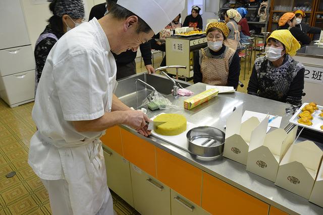 (写真)完成した芋ようかんを切る分ける内田さん