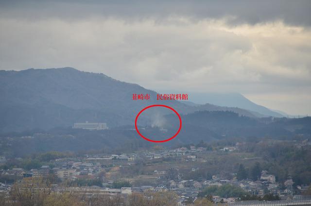 (写真)ドラゴンパークの展望塔から見た韮崎市の民俗資料館