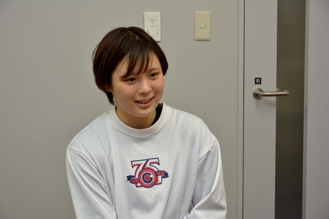 山梨クィーンビーズの関彩未選手がインタビューを受けている写真