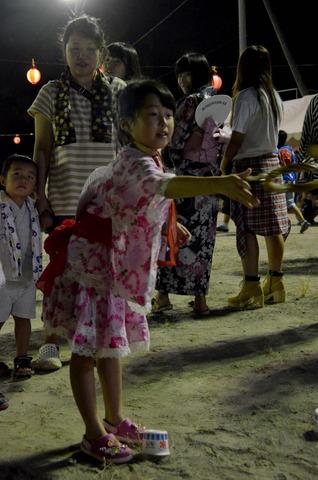 浴衣姿の小学生くらいの女の子の写真が輪投げを楽しんでいる写真