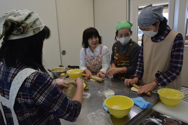 生地を麺棒で丸く伸ばしている写真