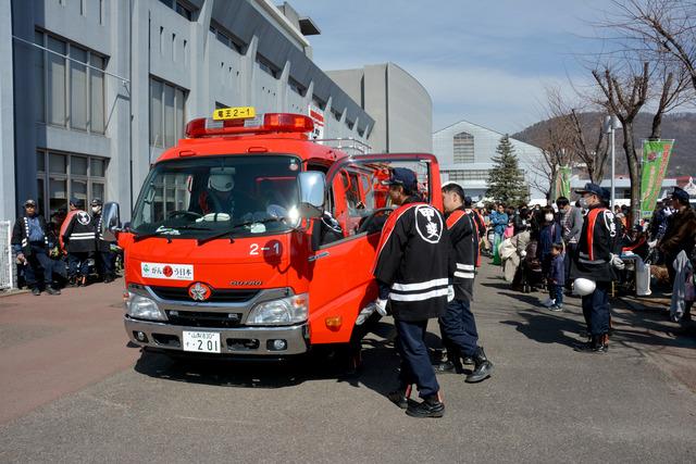 ポンプ車に試乗するため集まっている人たちの写真