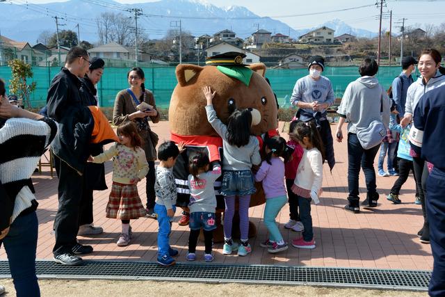 消防団特別団員のやはたいぬの周りに子どもたちが集まっている写真