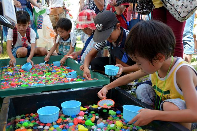 (写真)人形すくいをする子どもたち