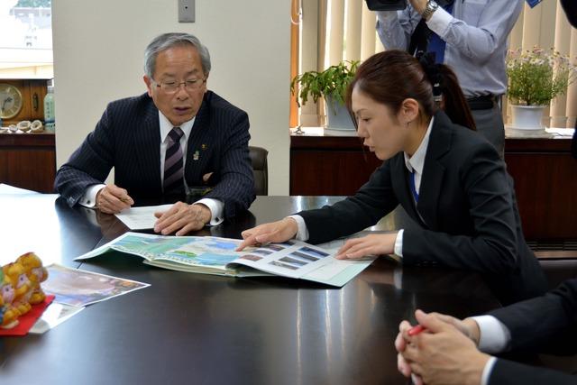 市長に建設中の橋梁について説明する相川主任の写真