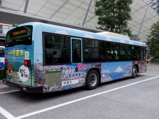 東京駅八重洲口に停車中の甲斐市ラッピングバスの写真
