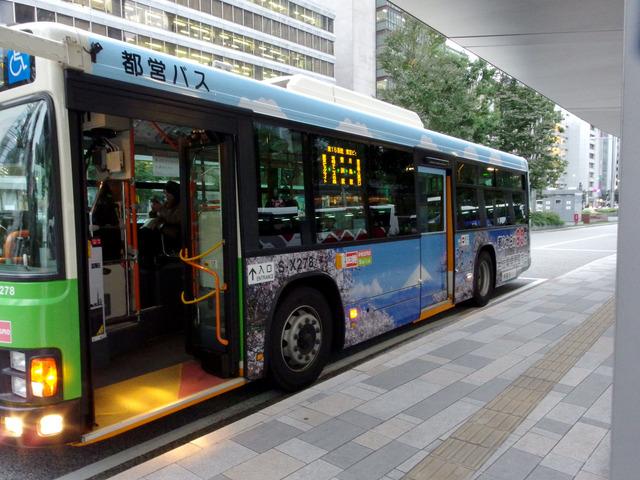 富士山や梅の里をデザインした「観光PR編」のラッピングバスの写真