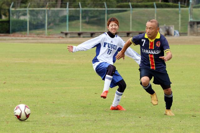 甲斐市サッカー祭り 選手たちがボールを奪い取っている写真3