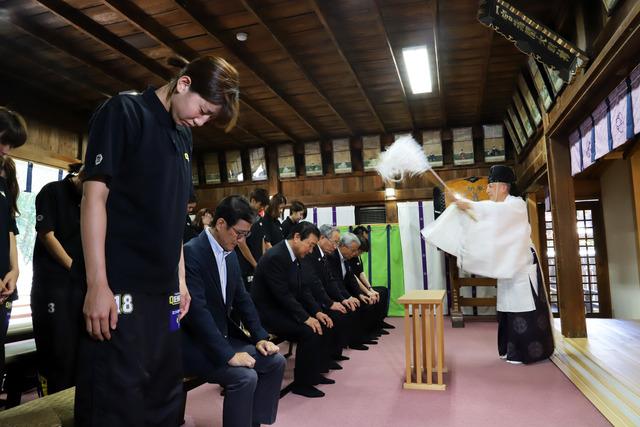 皆さん頭を下げて、祈願を行っている写真