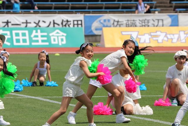 応援パフォーマンスでダンスをする子供たちの写真