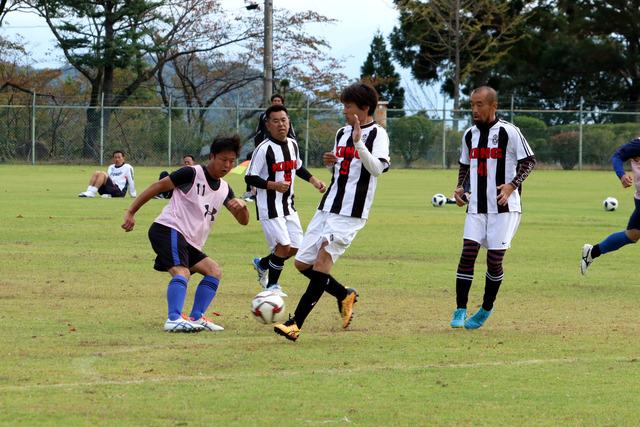 甲斐市サッカー祭り 選手たちがボールを奪い取っている写真4