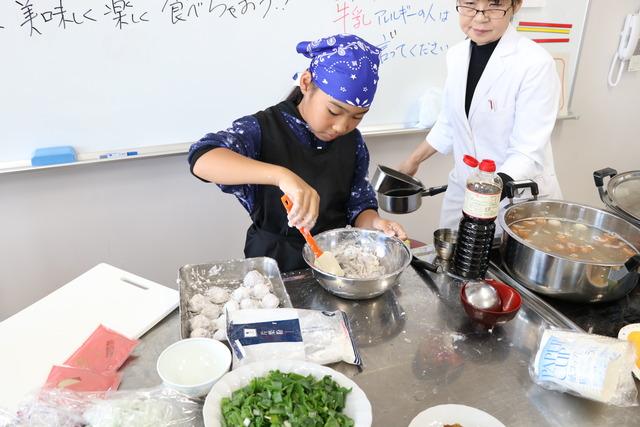 子供が食材を調理している写真 食材を混ぜている写真