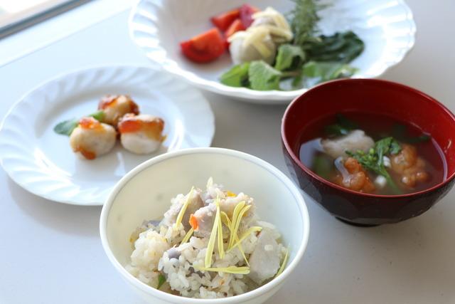 やはたいもで作ったみたらしだんごや、味噌汁、炊き込みご飯など、やはたいも尽くしの豪華なメニュー