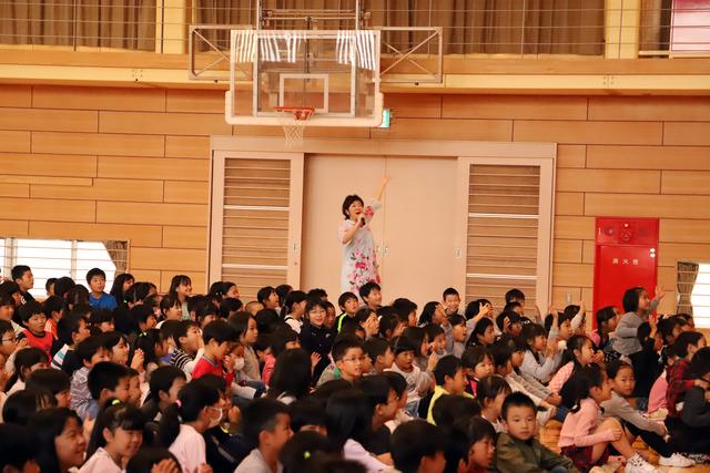 笑顔の児童と井上さんの写真