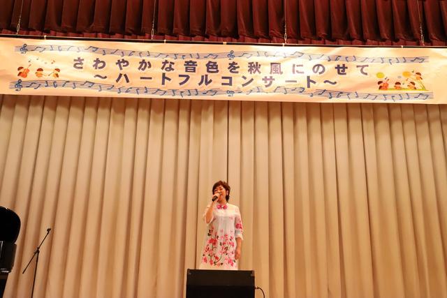 井上さんが歌を歌っている写真1