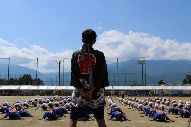 祭りの法被を着て、演目に挑む生徒たちの写真