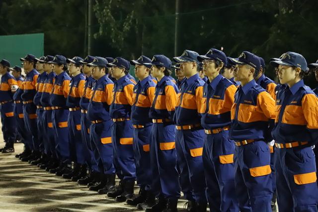 甲府地区支部消防団員総合訓練大会に出場する隊員の訓練礼式の様子の写真