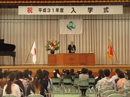 竜王小学校入学式で挨拶する市長の様子