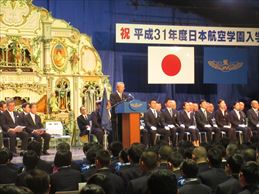 日本航空学園入学式で挨拶する市長の様子