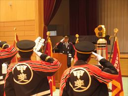 甲斐市消防団入退団式で敬礼を交わす市長の様子