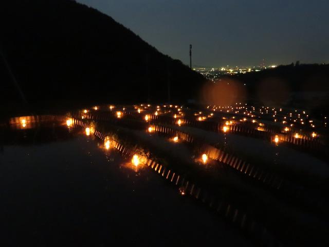 (写真)去年の棚田「ろうそく祭り」の様子