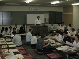 (写真)たくさんの人が座って話し合う甲斐市民対話集会の様子