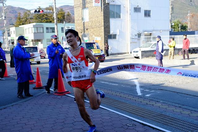 県下一周駅伝大会,選手が競走している写真2