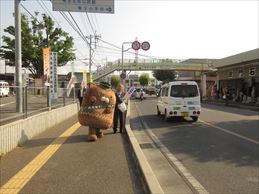 春の交通安全運動で呼びかけを行う市長とやはたいぬの様子