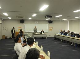 創甲斐教育大綱策定会議でスピーチする市長の写真