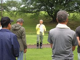 富士川一斉清掃にあたりスピーチする市長の写真