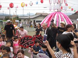 松島さくら保育園夏祭りに参加する市長の写真