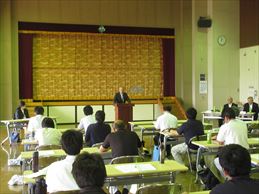 山梨県国土調査推進協議会でスピーチする市長の写真