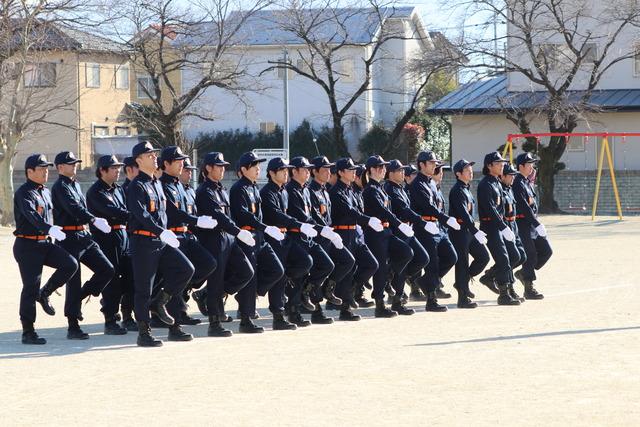 竜王小学校にて団員たちが訓練礼式を行っている写真