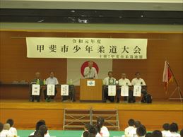 開始少年柔道大会でスピーチする市長の写真