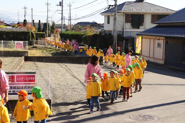子供達の先生が歩いて三社神社に向かいます