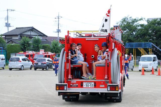 消防車に試乗する女の子の写真