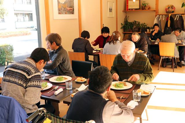 多くの人々が食事を楽しんでいる様子の写真