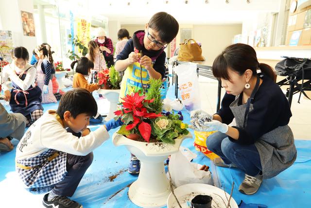 親子で協力して寄せ植えします