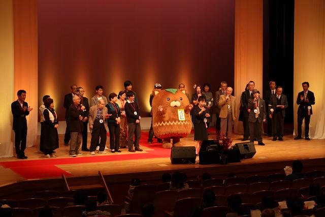 双葉ふれあい文化館にて舞台の上で出演者たちが歌っている写真