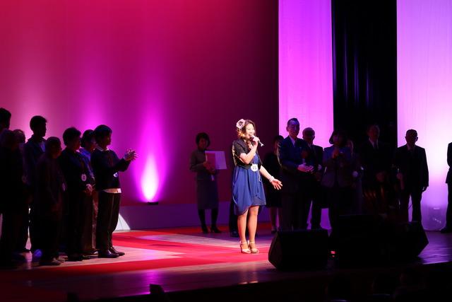 双葉ふれあい文化館にてカラオケ大会の優勝者の方が歌っている写真